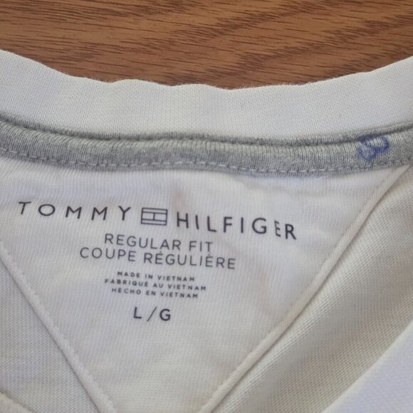 Men's Tommy Hilfiger Size Large Gold Embroidered Established Logo Crest T-Shirt - Picture 7 of 12